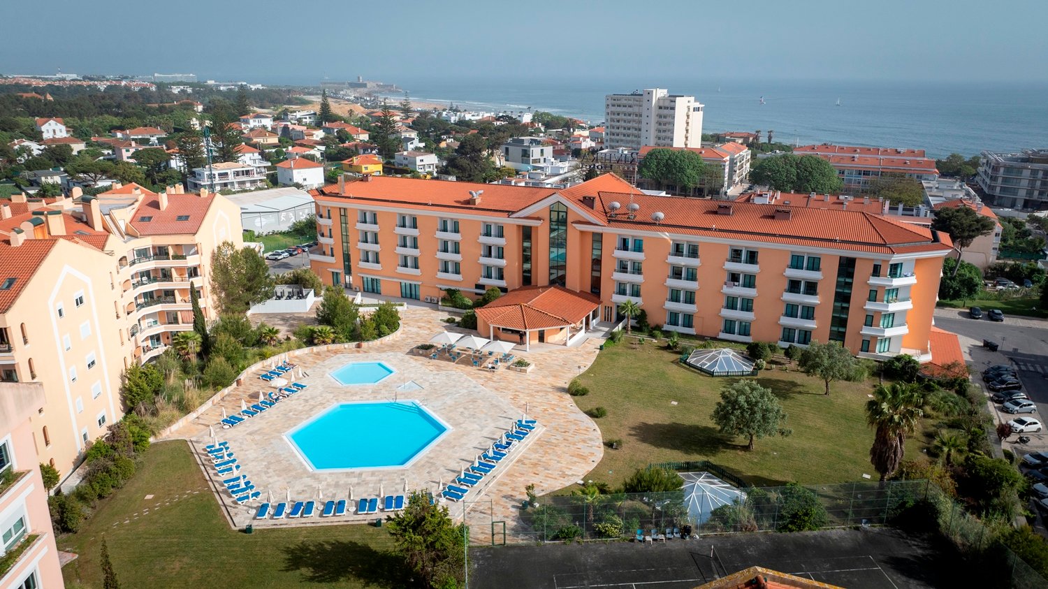 Riviera Hotel Carcavelos with the Atlantic coast in the background