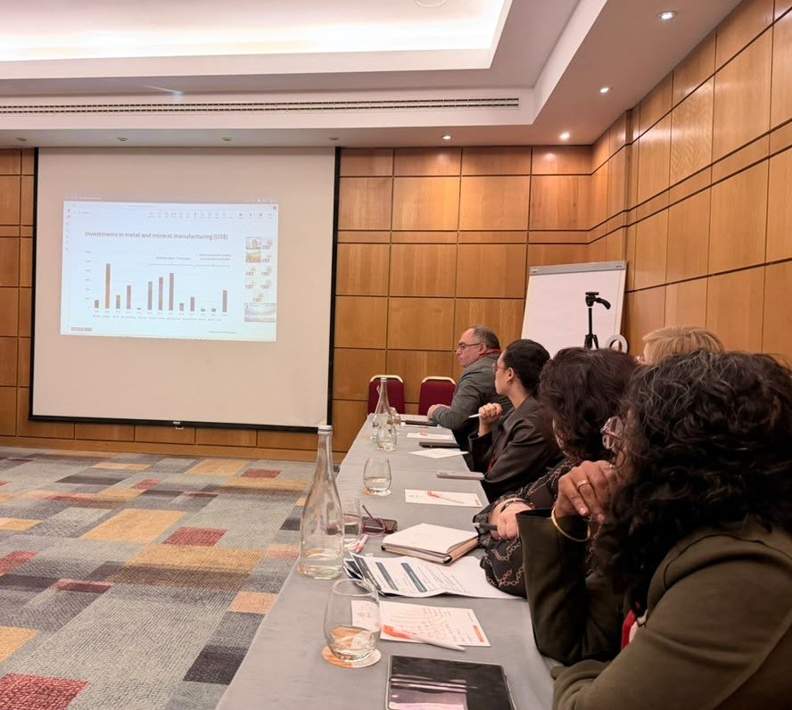 Audience following a presentation